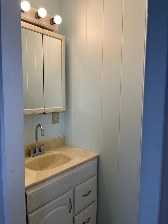 Building Photo - Wonderful Kaneohe 3 bedrooms, 1.5 bath House with Carport - Avail now!