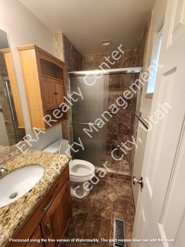 Building Photo - 921 N 400 W