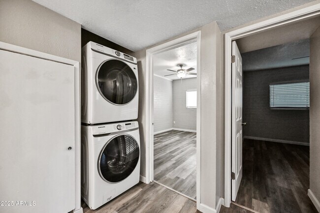 Building Photo - 1518 W Colter St