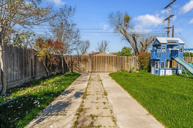 Building Photo - 1415 W Roseburg Ave