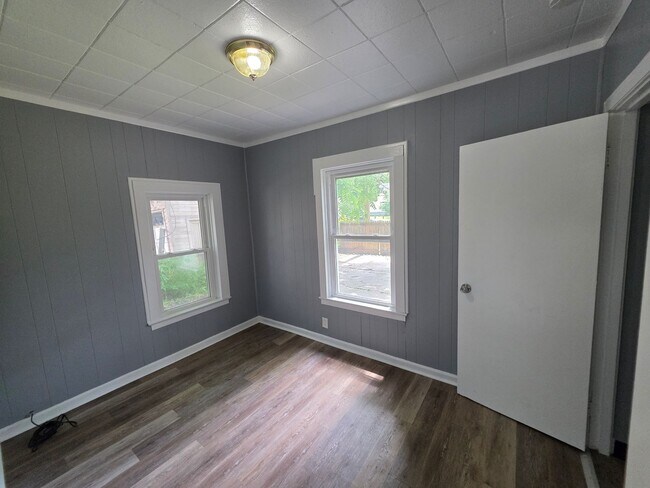 Building Photo - Large Single Family House Available Now 3 to 4 Beds 1.5 Bath over 2000 SQ FT