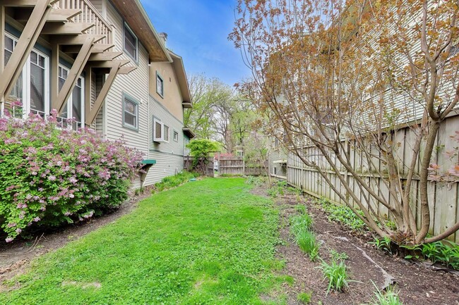 Building Photo - 3926 N Ridgeway Ave