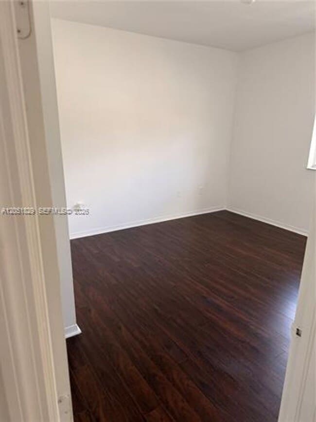 Building Photo - 906 SW 143rd Ave