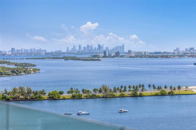 Building Photo - 700 NE 26th Terrace