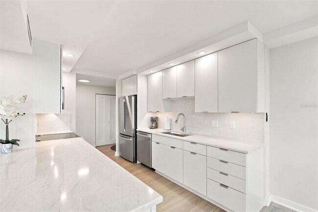 Building Photo - 707 S Gulfstream Ave
