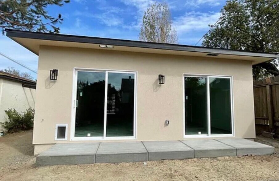 Building Photo - 69 Oak St