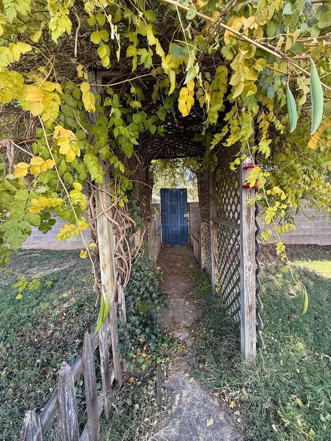 Building Photo - 4 Bed Brick Home! Zia School District! - Pets Welcome!!!