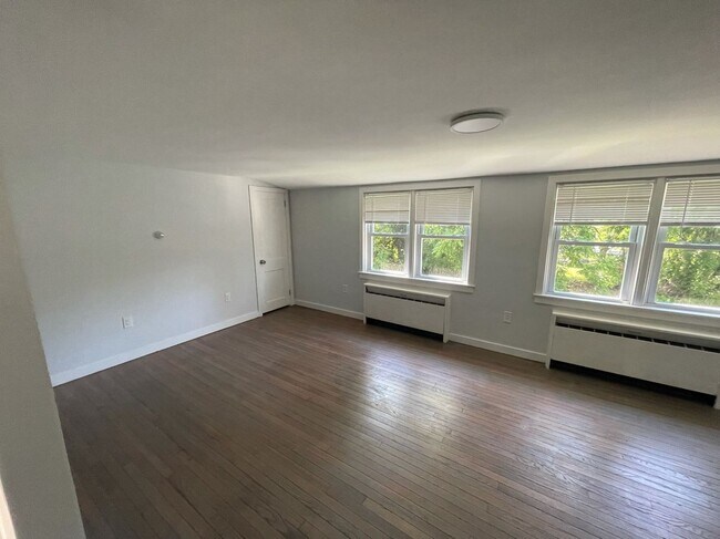 Building Photo - 24 Tulip Ln