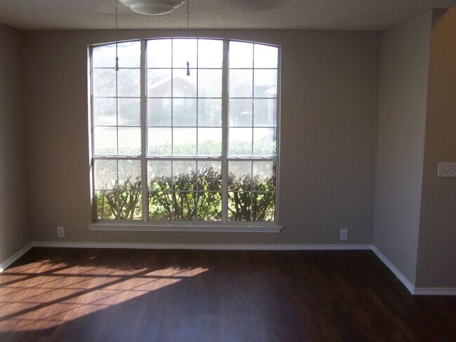 Building Photo - 311 Plantation Oak Ave
