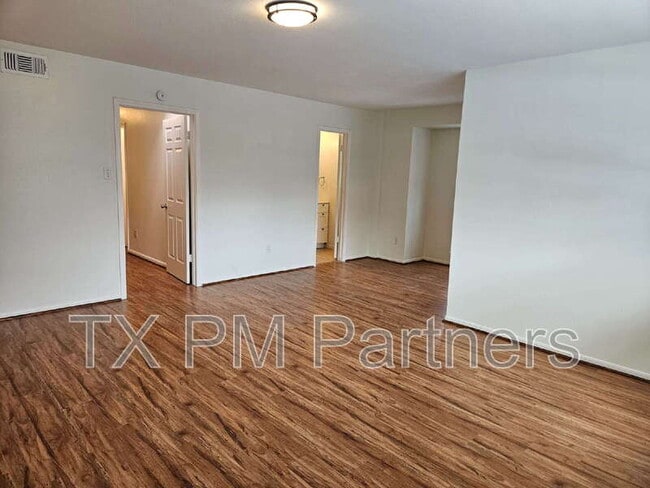 Building Photo - 500 N Post Oak Ln