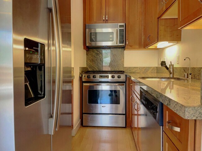 Building Photo - Modern 2 Bed, 1.5 Bath + Parking - Alamo S...