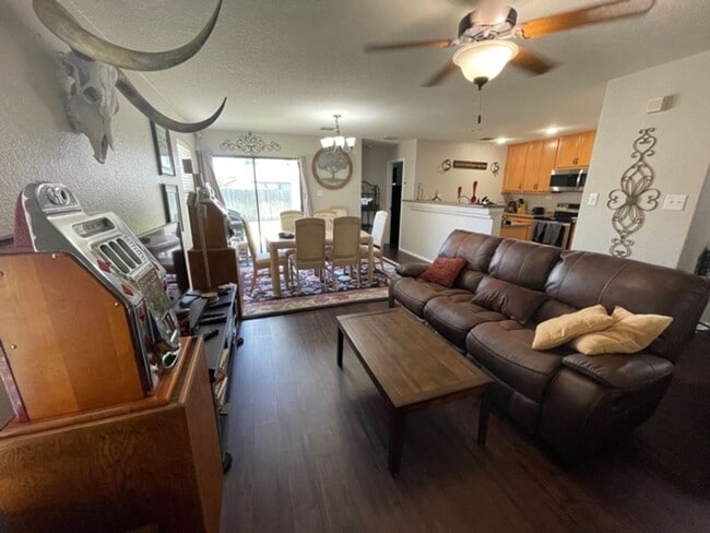 Building Photo - Lovely well maintained 3 bedroom 2 bath