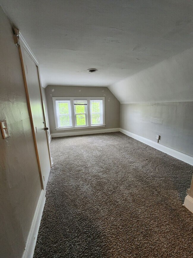 Building Photo - SUPER CLEAN 1 Bedroom Apt For Rent