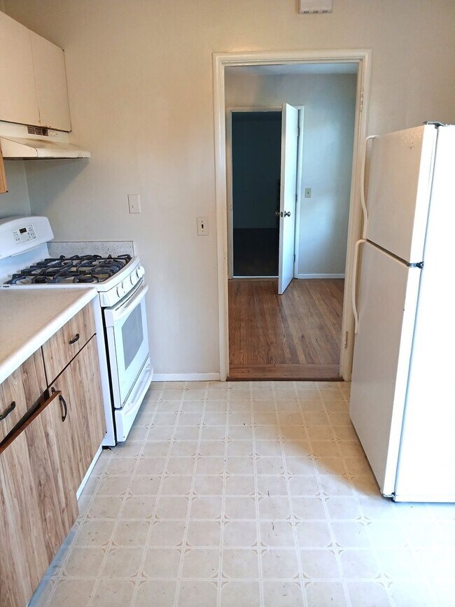 Building Photo - Charming 3-bedroom Home on Upper Westside -Large Yard and Covered Patio