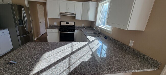 Building Photo - Beautiful house with natural light