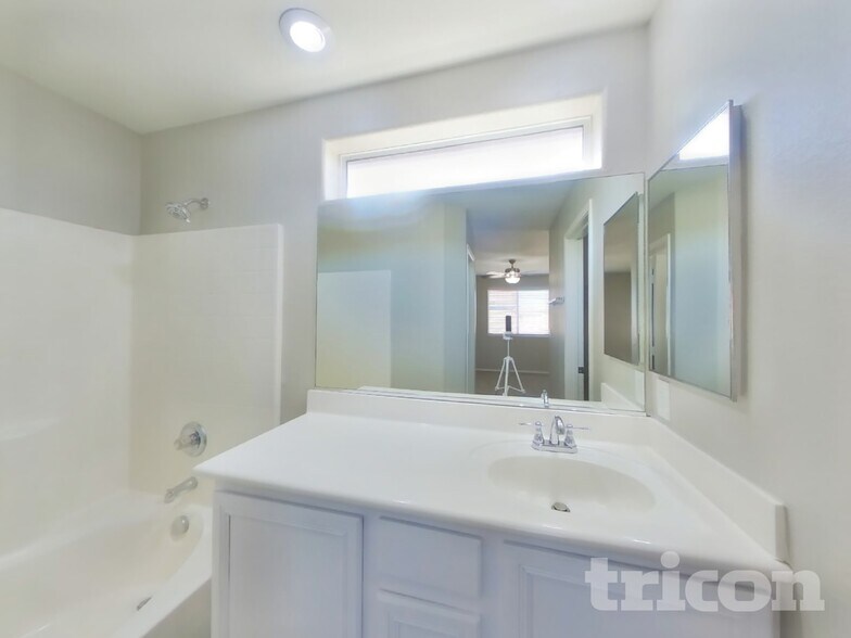 Building Photo - 977 Medina De Leon Ave