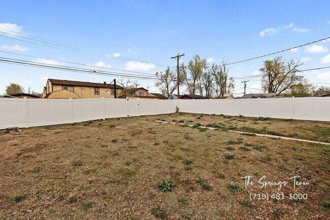 Building Photo - 1216 Pando Ave