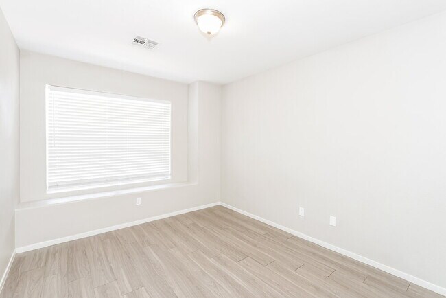 Building Photo - 995 River Walk Ct