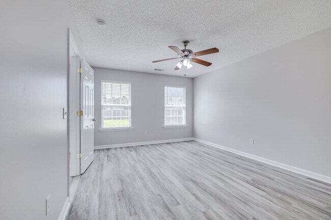 Building Photo - 114 Mustang Dr