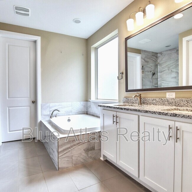 Building Photo - 4983 Stornoway Dr