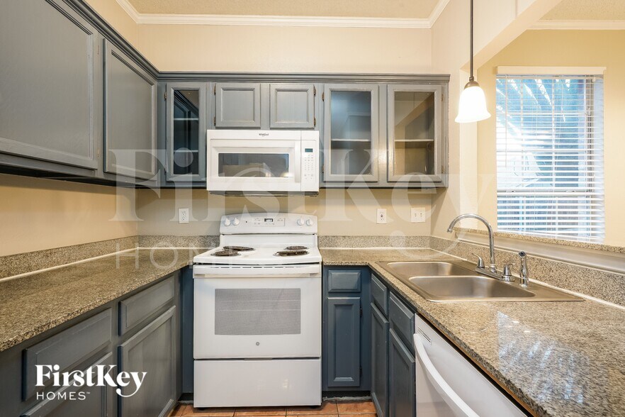 Building Photo - 1150 Lombard Ln