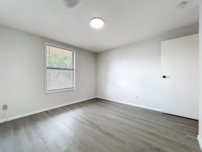 Building Photo - Renovated 2 Bedroom 1 Bathroom Apartment |...