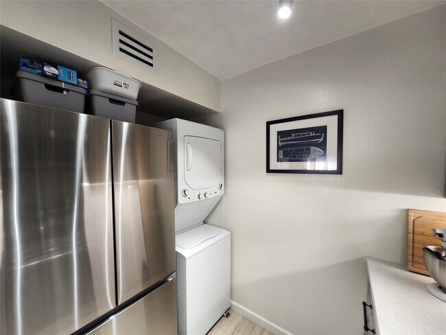 Building Photo - 10004 Winding Lake Rd