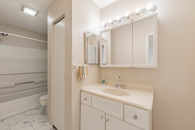 Building Photo - 237 Acorn Dr