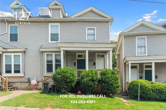 Building Photo - Spacious 3-Bedroom Apartment with Modern U...