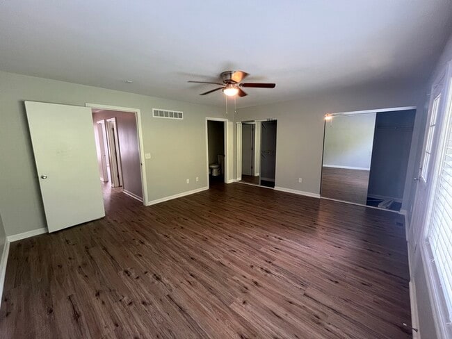 Building Photo - 3-Bedroom Townhome