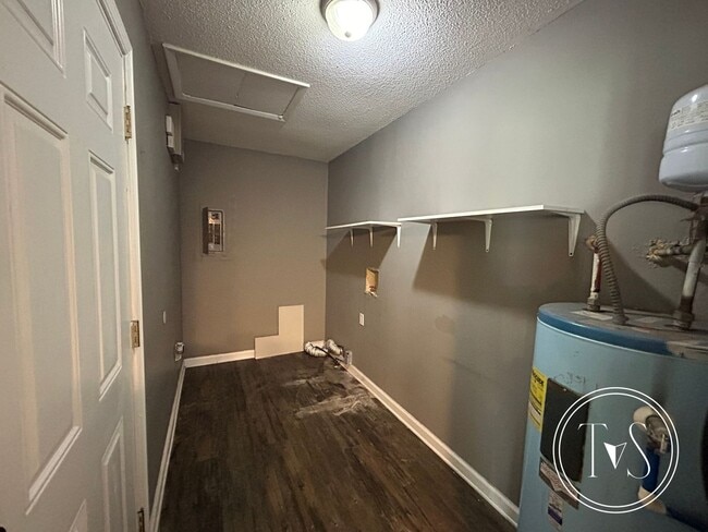 Building Photo - 982 White Cir