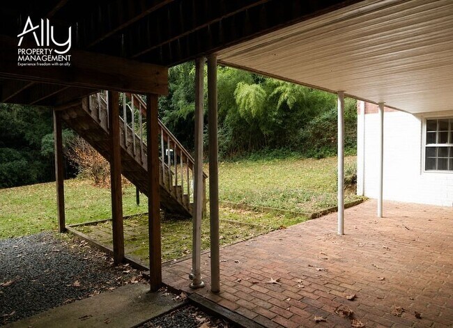 Building Photo - 1605 Cambridge Cir