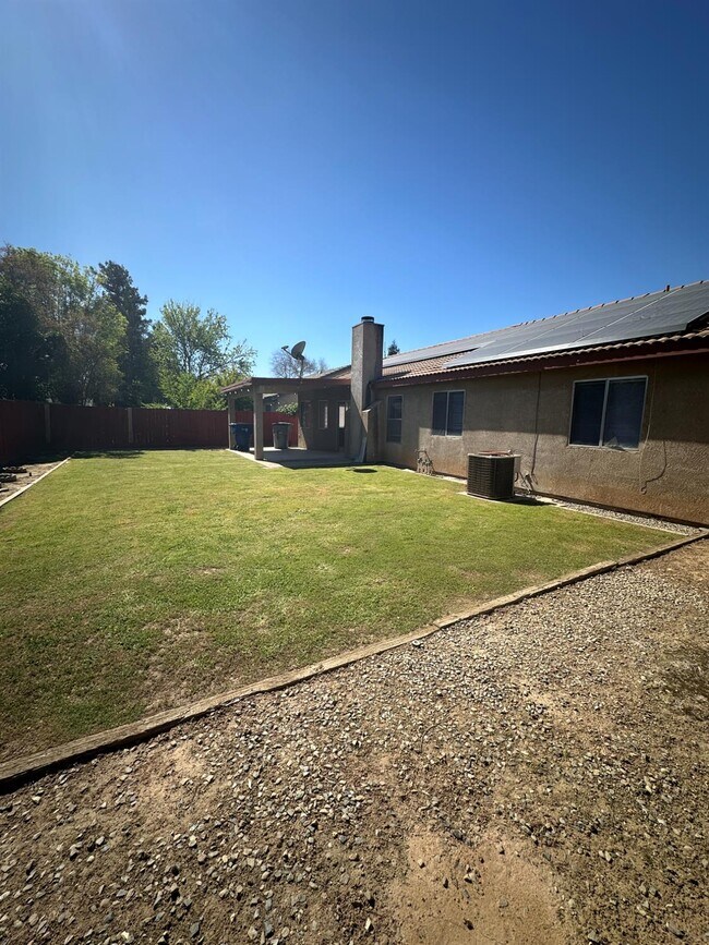 Building Photo - 5560 N Ellendale Ave