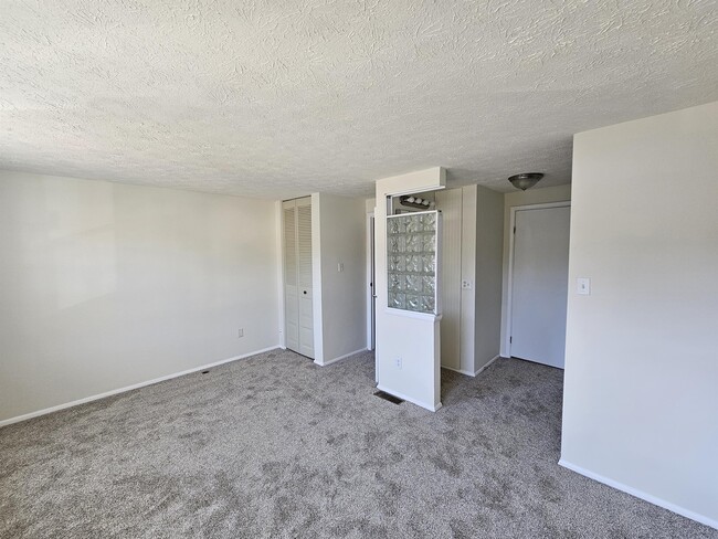 Building Photo - 9432 Lexington Cir