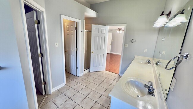 Building Photo - 4605 Park Side Dr