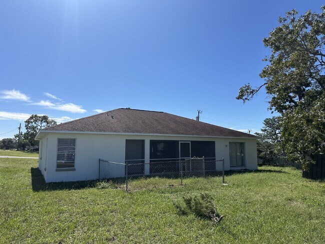 Building Photo - 4 Bedroom, 2 Bathroom, 2 Car Garage Home o...