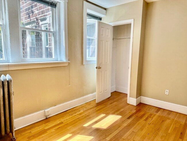 Building Photo - 74 Egmont St