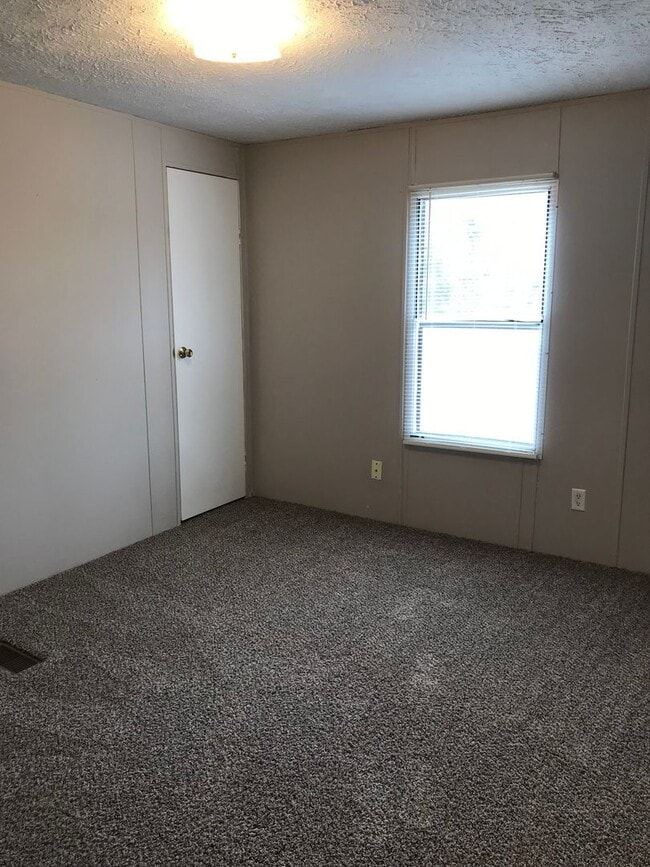 Building Photo - 3 Bedroom 2 Bath Home on 2 Acres For Rent!