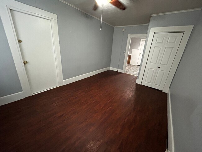 Building Photo - MOVE IN READY! $1400 - Studio / 1 Bath Apartment in Downtown Manchester with All Utilities Included
