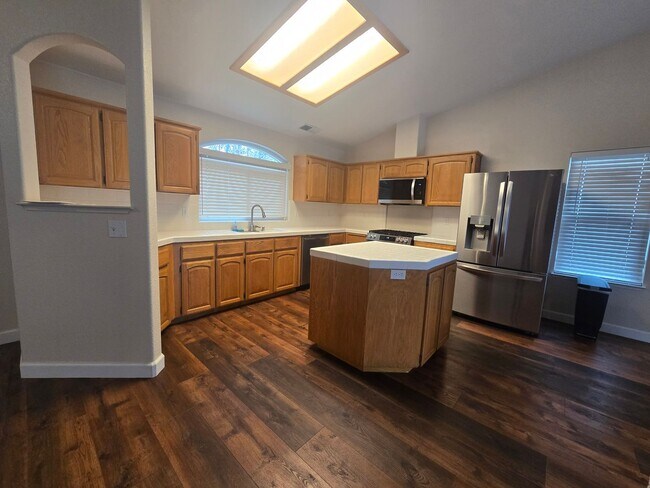 Building Photo - 3 BR 2 BA Available Now