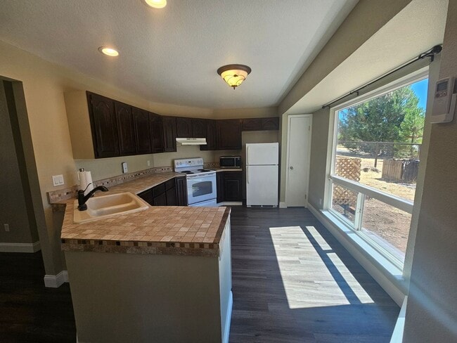 Building Photo - 19055 Ravenhill Rd