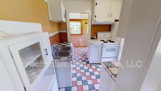 Building Photo - 1207 Cherokee Dr