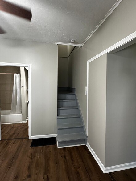 Building Photo - 1120 Ekin Ave
