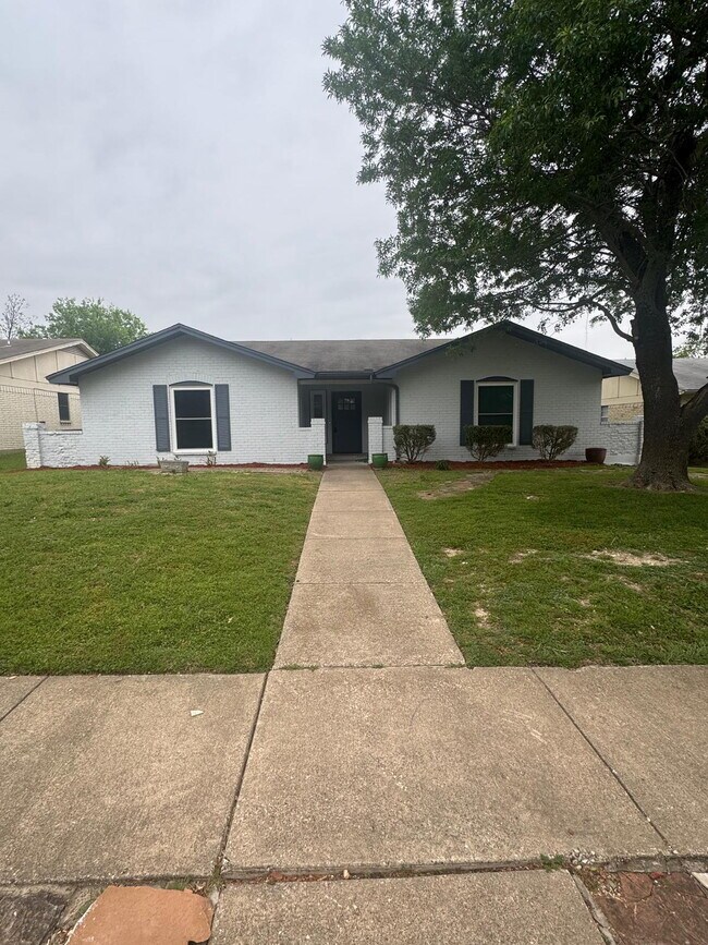 Building Photo - Solar-Powered 3BD in Lancaster with Included Yard Care & Low Utilities