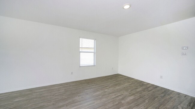 Building Photo - Spacious 4-bedroom, 2-bath located in Summerhill subdivision