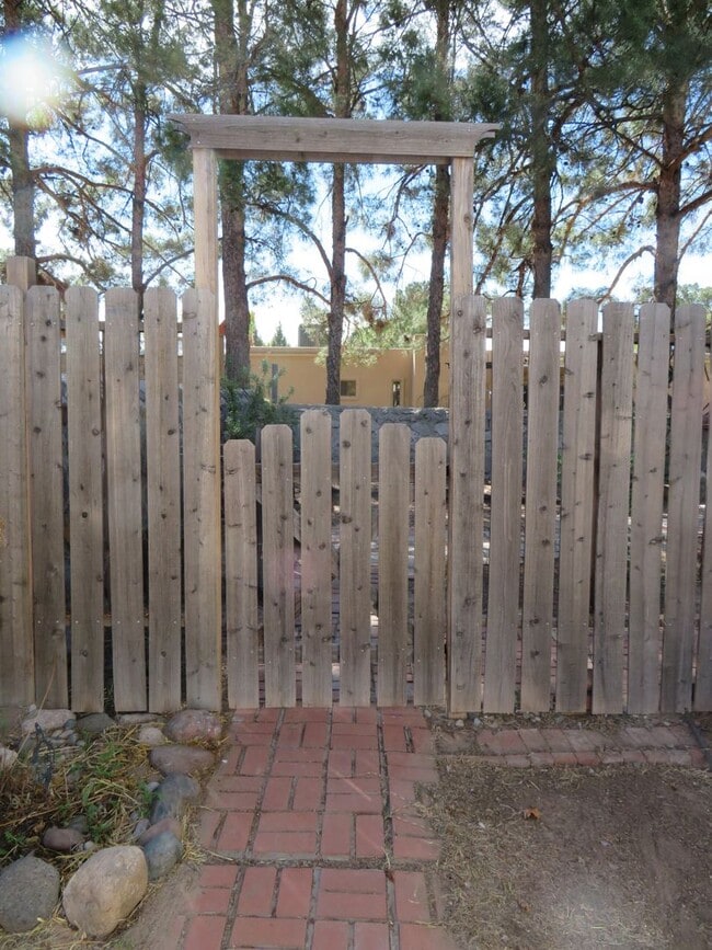 Building Photo - Clean 3 Bedroom 2 Bath Home For Rent