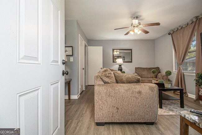 Building Photo - 127 Ruzelle Dr SE