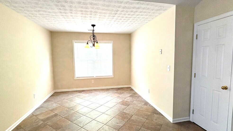 Building Photo - 2336 Pettit Dr