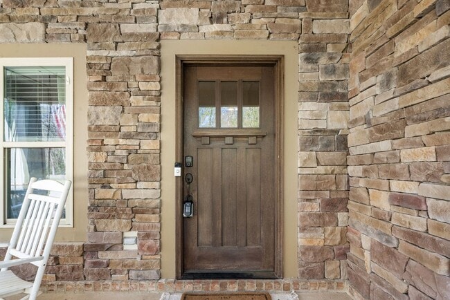Building Photo - Spacious 4 Bed 4.5 Bath! Available July 15th!