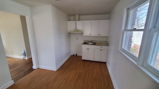 Building Photo - 3 Bedroom 1 Bathroom House